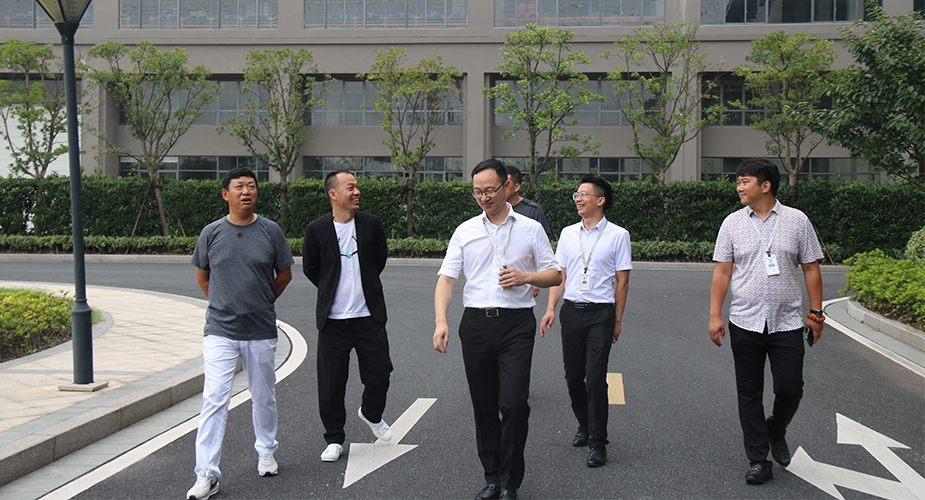 豪邦地产舒董、长春雅嘉橱柜王董一行莅临考察威廉希尔电器