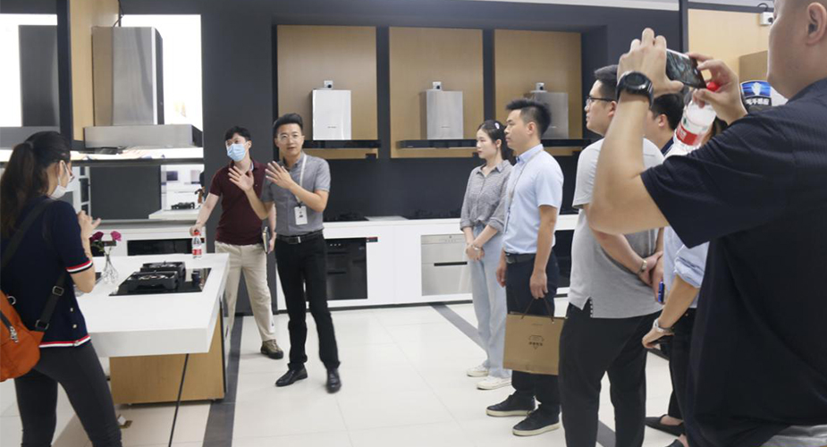 实地地产莅临威廉希尔参观考察!