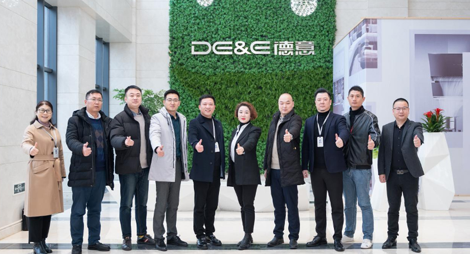 双向奔赴 共谋发展——欧亚达集团高管一行莅临威廉希尔智家参观交流